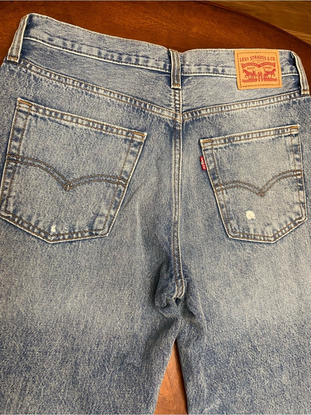 Levi's '94 ripped baggy jeans in a light blue denim wash. Size 29 - Picture 7 of 14